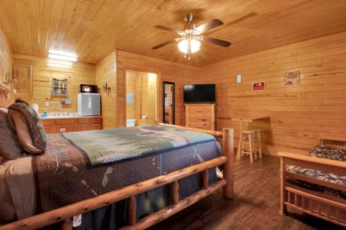 加特林堡Arrow Creek Camp and Cabins的一间卧室配有一张床和吊扇