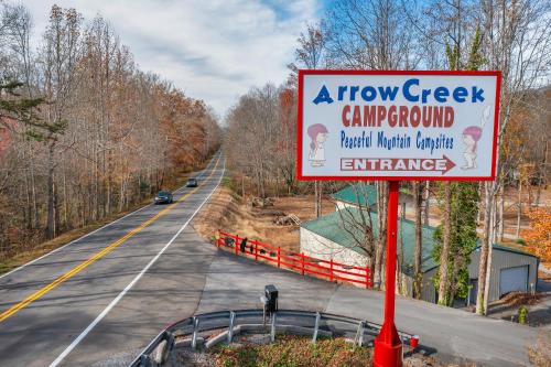 加特林堡Arrow Creek Camp and Cabins的道路上箭溪露营地的标志