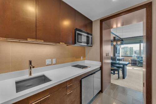 拉斯维加斯Vdara Studio Suite 011 Pool View FREE VALET Parking的厨房配有水槽和微波炉