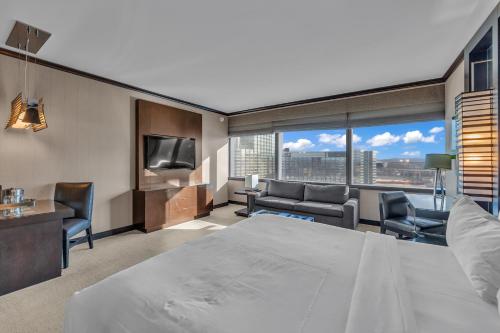 拉斯维加斯Vdara Studio Suite 011 Pool View FREE VALET Parking的酒店客房设有一张大床和一台电视机。