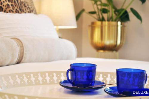 巴塞罗那Mediterranean Barcelona Apartments的桌子上两个蓝色的杯子和碟子