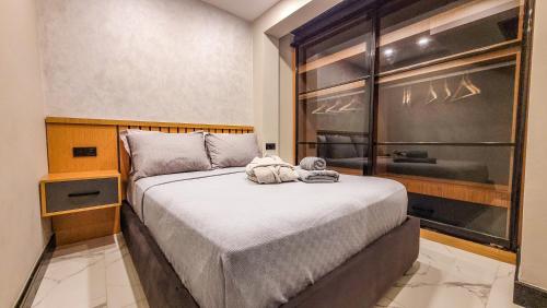 博德鲁姆Çimentepe Residence Deluxe的一间卧室配有一张床,床上有毛巾