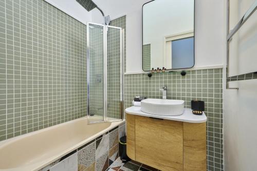 墨尔本Carlton Dream: Leafy 2bed 2bath Lygon Str Townhouse的浴室配有盥洗盆和浴缸。