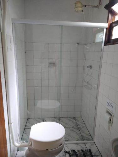 特林达德Araribé Pousada的一间带卫生间和淋浴的浴室