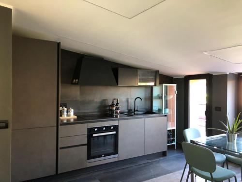 罗马Gioconda’s Apartment的厨房配有不锈钢用具和桌子