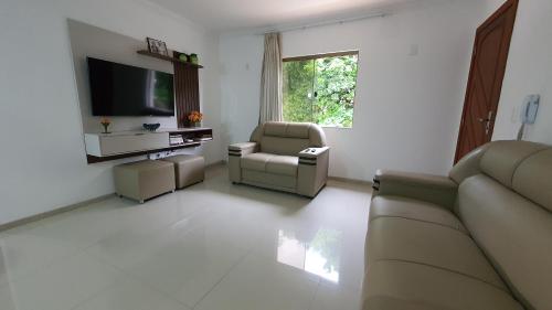 塞古罗港Recanto do Mundaí - Apto 202的客厅配有沙发和两把椅子