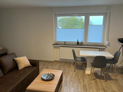 吕伯克Eine modern renovierte Wohnung mit Balkonterrasse.的客厅配有沙发和桌子
