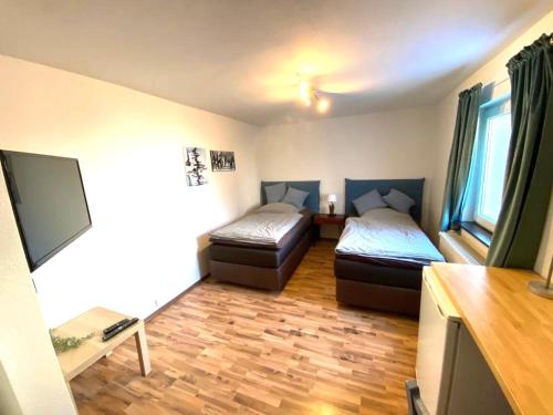 科隆芳宅度假屋 - 科隆的客房设有两张床和一台平面电视。