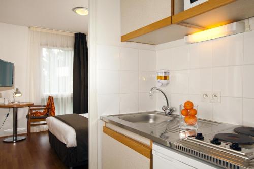 南特南特伯瑞赫塞祖尔阿菲尔酒店的一间带水槽和炉灶的小厨房