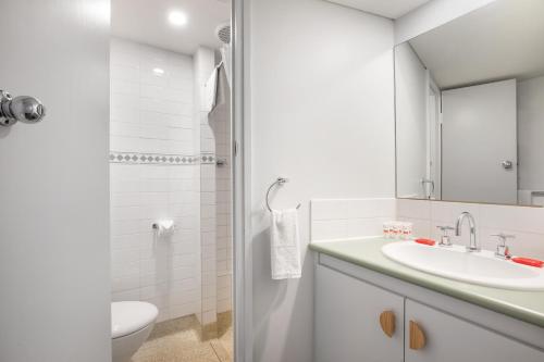 维克多港Nightcap at Hotel Victor的白色的浴室设有水槽和卫生间。