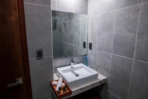 里奥韦尔德Hotel La Querencia的浴室设有白色水槽和镜子