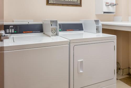 Thomasville托马斯维尔家乡酒店的洗衣房配有3台机器和冰箱