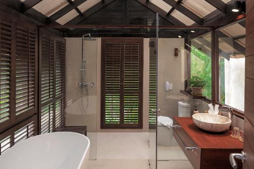 苏梅岛The Spa Resorts - Lamai Village的带浴缸、水槽和淋浴的浴室