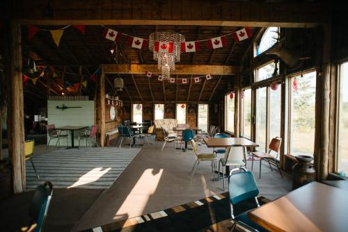 萨斯卡通Character farmhouse set in beautiful countryside的一间带桌椅和吊灯的用餐室