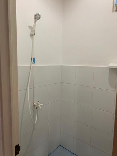 邦劳Izla Soanna的浴室内配有淋浴和头顶淋浴
