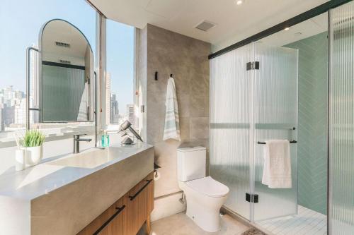 香港Weave Suites - Central West的一间带卫生间和玻璃淋浴间的浴室