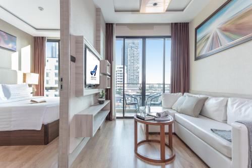 曼谷阿德菲49酒店的酒店客房设有一张沙发和一张床