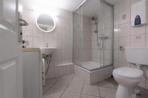 杜塞尔多夫T&K Apartments - Dusseldorf - 2 rooms - Ground floor的浴室配有卫生间、淋浴和盥洗盆。