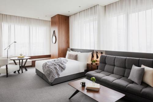 新竹新竹伊普索酒店的一间卧室配有一张床和一张沙发