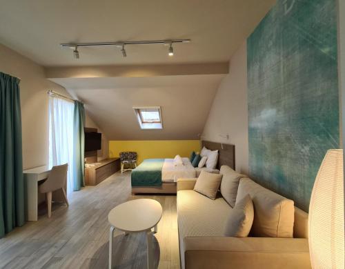 贝尔格莱德加尼D10酒店的酒店客房设有一张沙发和一张床