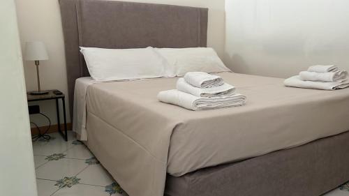 巴里Gatto Bianco le Dimore的一间卧室配有带毛巾的床
