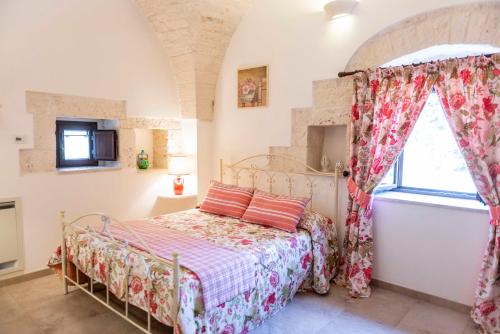 阿尔贝罗贝洛凯旋门索尔农家乐的一间卧室设有一张床和一个窗口