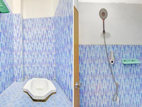 KlatenOYO Life 2546 Griya Widya Syariah的蓝色瓷砖浴室设有卫生间和淋浴。