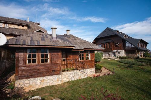 新瓦罗什ETNO SELO VRANEŠA Zlatar的一座带石头的大型木制房屋