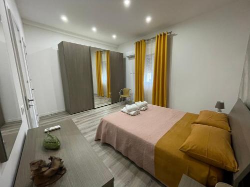 巴勒莫Dimora del Buongustaio的一间卧室配有一张床和一张桌子