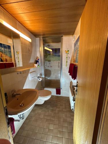 柯尼希斯湖畔舍瑙酒店 - 西尔维亚膳食公寓的浴室设有2个卫生间、水槽和淋浴。