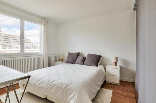 布洛涅-比扬古New ! Cosy Apt, ideal couple centre de Boulogne的白色的卧室设有床和窗户