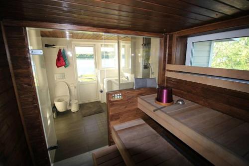 NuorgamBeautiful riverside cottage with sauna的带浴缸和卫生间的小浴室