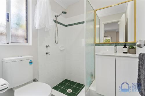 曼哲拉Halls Head Haven的带淋浴、卫生间和盥洗盆的浴室