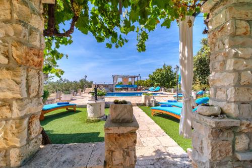 苏佩塔尔Holiday Home Gabelot的从别墅的庭院可欣赏到游泳池的景色