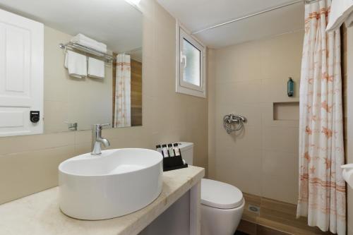 阿查拉维开元度假酒店的白色的浴室设有水槽和卫生间。