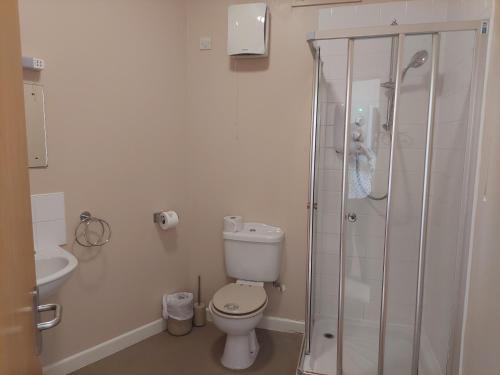 诺丁汉Cripps Annexe的白色的浴室设有卫生间和淋浴。