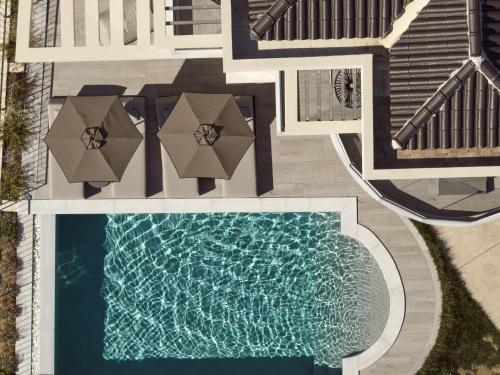 瓦西里科斯Alexandra SeaView Luxurious Villa, By ThinkVilla的享有带遮阳伞的游泳池的顶部景致