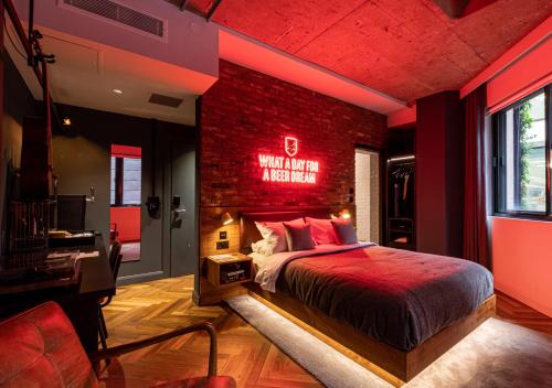 曼彻斯特BrewDog DogHouse Manchester的卧室设有红砖墙和一张床