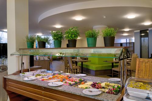 慕尼黑慕尼黑展览郁金香酒店的在餐厅里享用自助餐,那里提供许多食物