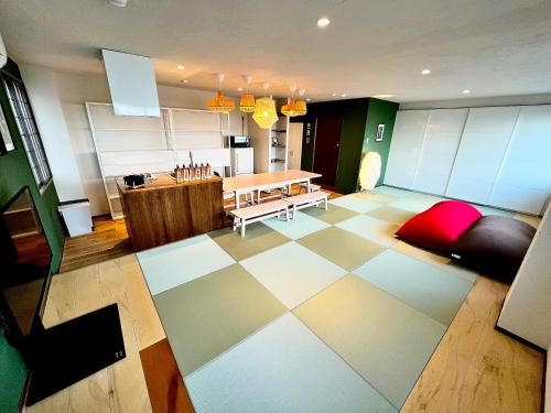 札幌Swiss Inn的客厅配有桌子和 ⁇ 格地板