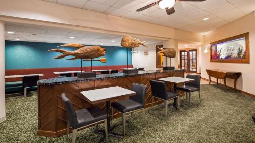 檀香山火奴鲁鲁机场酒店的一间设有桌椅的酒店等候室