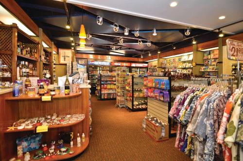 檀香山火奴鲁鲁机场酒店的商店的过道上有很多展品