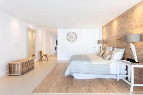 阿雷西费Rooms & Suites Loft 2G Deluxe Edition Arrecife的白色卧室配有床和书桌