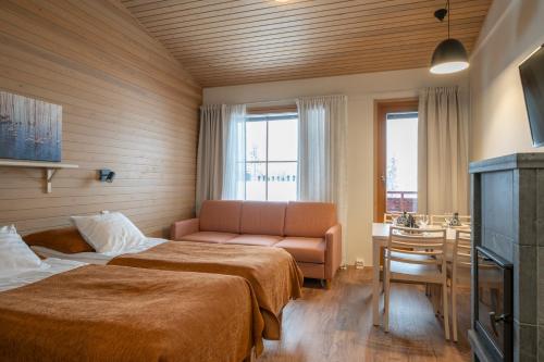鲁卡Ski-Inn AurinkoRinne的酒店客房,设有两张床和一张沙发