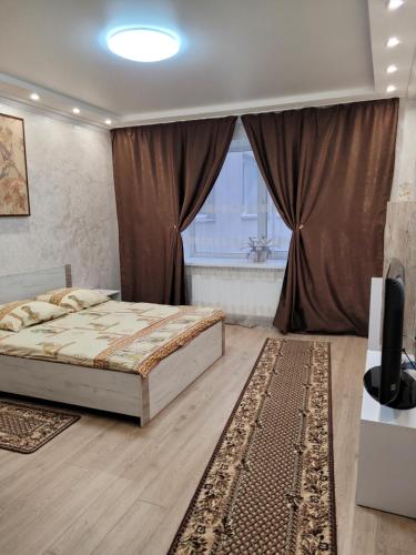 赫梅利尼茨基Апартаменты по Панаса Мирного.的一间卧室设有一张床和一个窗口