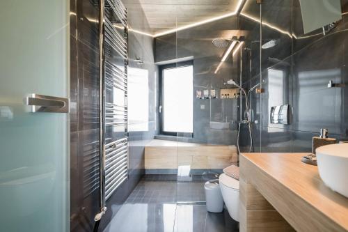 雅典The HostMaster Skyline Pool Oasis Penthouse的一间带玻璃淋浴和水槽的浴室