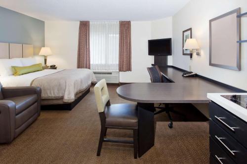萨默塞特Sonesta Simply Suites Somerset的酒店客房配有一张床和一张桌子