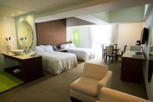 萨拉曼卡Bel Air Business Salamanca, Trademark by Wyndham的酒店客房,设有两张床和镜子