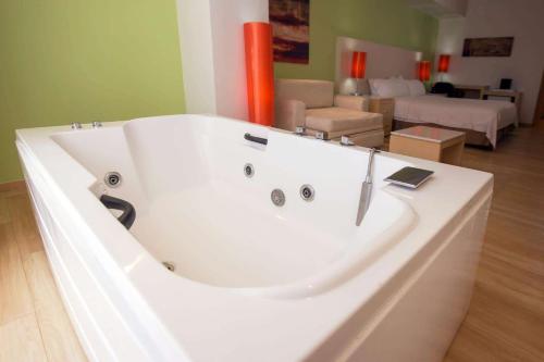 萨拉曼卡Bel Air Business Salamanca, Trademark by Wyndham的客厅设有大型白色浴缸。