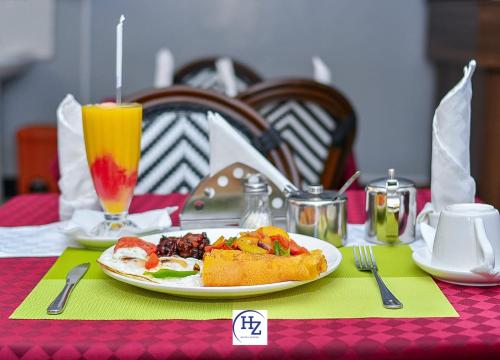 KisiiHotel Zesper的餐桌,饭盘和饮料